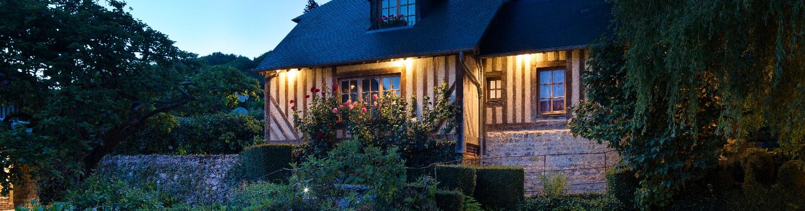OLEVENE Image - Auberge-de-la-Source-Extérieur-nuit-Olevene-