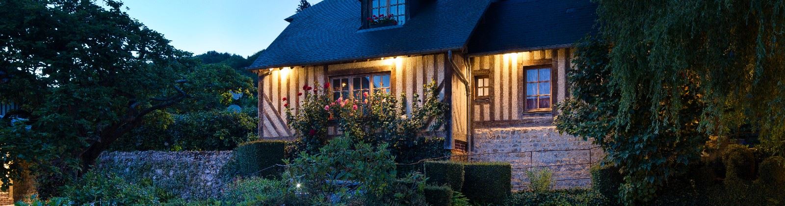 OLEVENE image - Auberge-de-la-Source-Extérieur-nuit-Olevene-