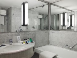 OLEVENE image - PARSI_SalledeBain_Grande_Vue_Avec_Huiles-